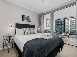 Beautifully Modern Brand New Central Apartment