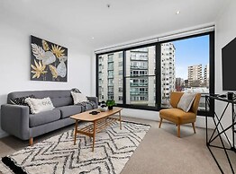 Beautifully Modern Brand New Central Apartment