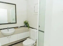 Cozy Room With King Bed In Cbd W/ Gym And Pool!