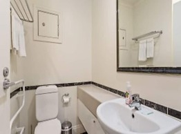 Superking Bed In Stylish Apartment On Queen Street