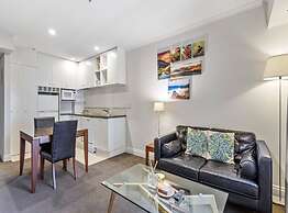 Superking Bed In Stylish Apartment On Queen Street