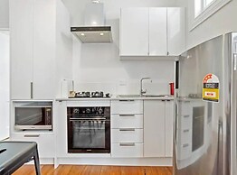 Cheerful 1 Bedroom Home With Free Parking