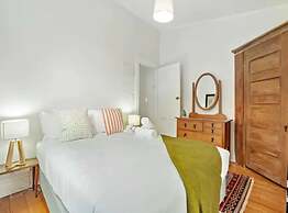 Cheerful 1 Bedroom Home With Free Parking