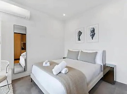 Sleek Modern Studio With Balcony!