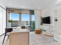 Sleek Modern Studio With Balcony!