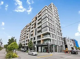 Sleek Modern Studio With Balcony!