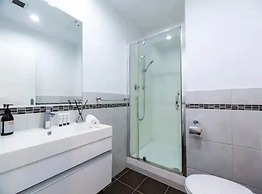 Spacious Home With Balcony - Free Carpark!