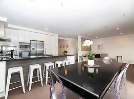 Spacious Home With Balcony - Free Carpark!