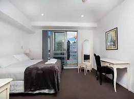 Spacious Home With Balcony - Free Carpark!