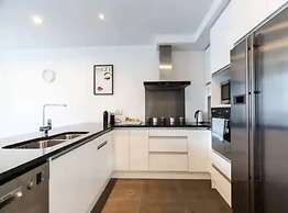 Spacious Home With Balcony - Free Carpark!