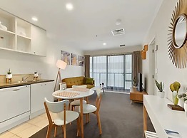 Pool, Gym And Style In The Cbd