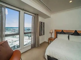 Spacious Apartment - Parking, Gym And Pool Access!