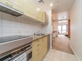 Spacious Apartment - Parking, Gym And Pool Access!