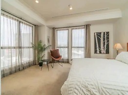 Spacious Apartment - Parking, Gym And Pool Access!