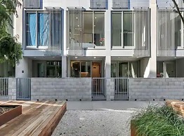 Stylish 1 Bedroom With Office Area Plus Parking!