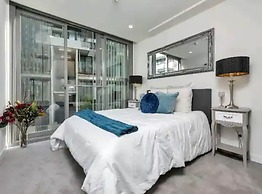 Stylish 1 Bedroom With Office Area Plus Parking!