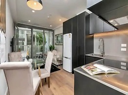 Stylish 1 Bedroom With Office Area Plus Parking!