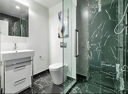 Stylish 1 Bedroom With Office Area Plus Parking!