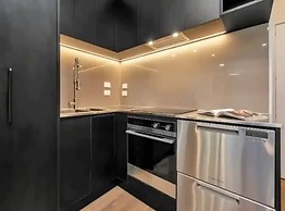 Stylish 1 Bedroom With Office Area Plus Parking!