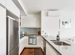 Stunning Views Of Viaduct Harbour! Free Parking