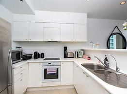 Stunning Three Bedroom Home Near Sky Tower