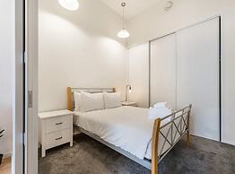 Stylish City Pad Near Sky Tower!