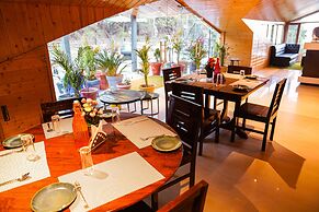 Montrose 11 Boutique