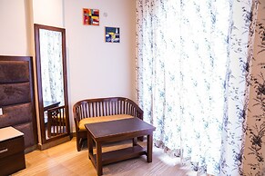 Montrose 11 Boutique