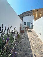 Poli Cave House - Fira Santorini