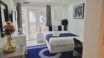 Stunning 1-bed Apartment in Harrow With Parking