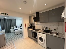 Stunning 1-bed Apartment in Harrow With Parking
