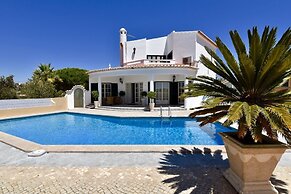Villacasatulipa-sleeps4-garden-pool-bbq-ac
