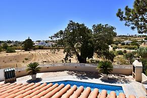 Villacasatulipa-sleeps4-garden-pool-bbq-ac