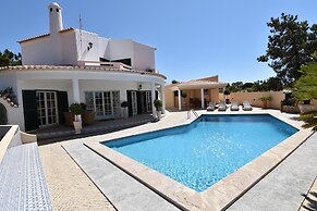 Villacasatulipa-sleeps4-garden-pool-bbq-ac