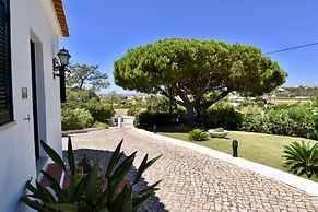 Villacasatulipa-sleeps4-garden-pool-bbq-ac