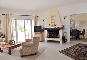 Villacasatulipa-sleeps4-garden-pool-bbq-ac