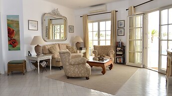 Villacasatulipa-sleeps4-garden-pool-bbq-ac