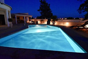 Villacasatulipa-sleeps4-garden-pool-bbq-ac