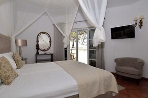 Villacasatulipa-sleeps4-garden-pool-bbq-ac