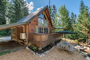 Raven Haven Lodge 2 Bedroom Home by RedAwning