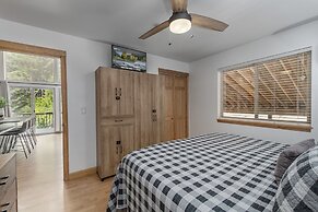 Raven Haven Lodge 2 Bedroom Home by RedAwning