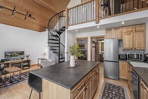 Raven Haven Lodge 2 Bedroom Home by RedAwning