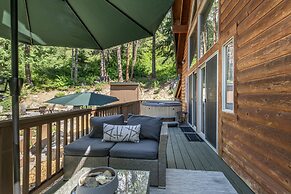 Raven Haven Lodge 2 Bedroom Home by RedAwning