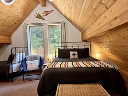 Raven Haven Lodge 2 Bedroom Home by RedAwning