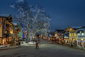 Raven Haven Lodge 2 Bedroom Home by RedAwning