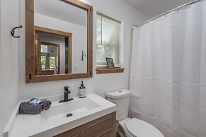 Raven Haven Lodge 2 Bedroom Home by RedAwning