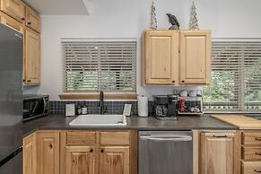 Raven Haven Lodge 2 Bedroom Home by RedAwning