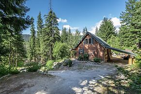 Raven Haven Lodge 2 Bedroom Home by RedAwning