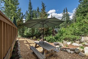 Raven Haven Lodge 2 Bedroom Home by RedAwning