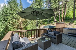 Raven Haven Lodge 2 Bedroom Home by RedAwning